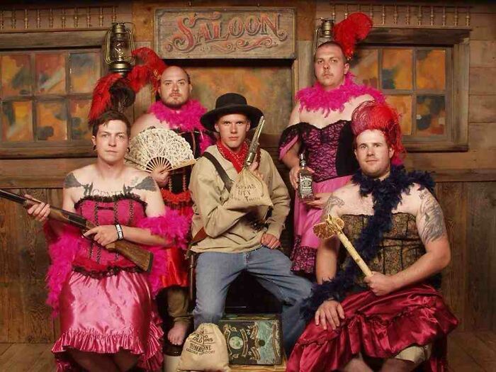 4 Pesta Bujang Paling Aneh, Bikin Calon istri Malu